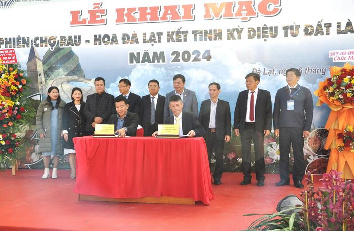 Các hợp tác xã, cơ sở sản xuất cùng doanh nghiệp ký kết biên bản ghi nhớ hợp tác