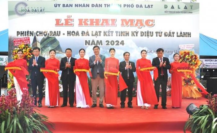 Cắt băng khai mạc Phiên chợ