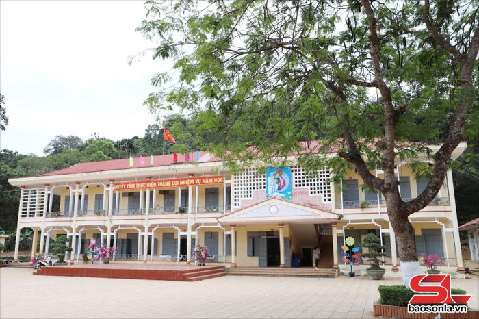 Trường Tiểu học và Trung học cơ sở Chiềng Sung, huyện Mai Sơn, được đầu tư xây dựng khang trang.