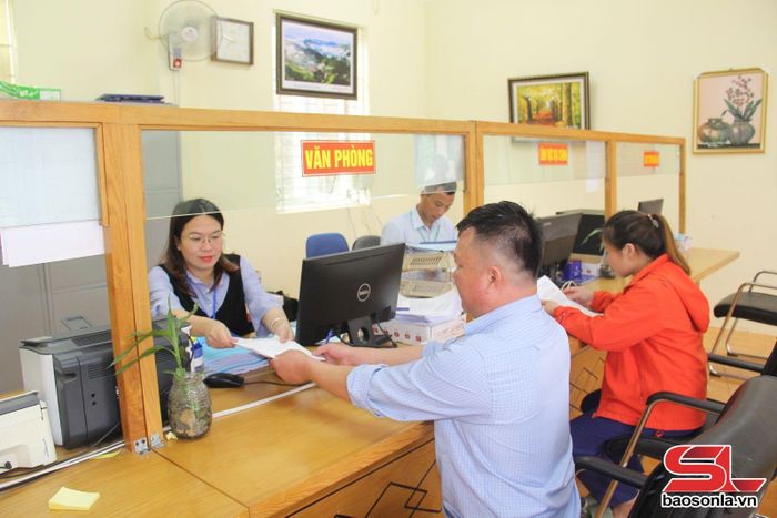 Giải quyết thủ tục hành chính cho nhân dân tại xã Chiềng Khoa, huyện Vân Hồ