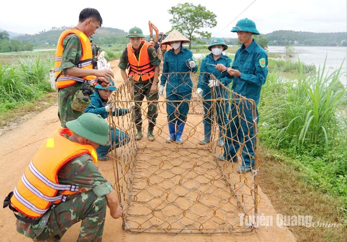 Lực lượng DQTV tham gia phòng chống lũ tại xã Trường Sinh (Sơn Dương).