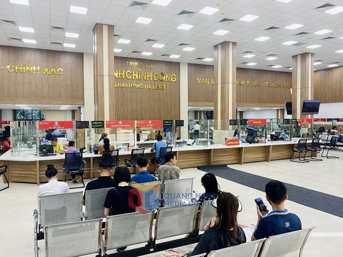 Người dân đến giải quyết TTHC tại Trung tâm HCC thành phố Hạ Long. (Ảnh: Hoàng Nga)