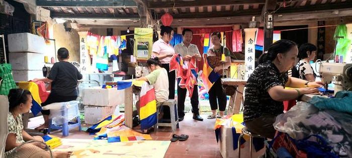 Ông Nguyễn Kim Khôi vững vàng trên đôi chân giả, vươn lên từ nguồn vốn ưu đãi của NHCSXH Hà Nội. Ảnh: H. Hiền