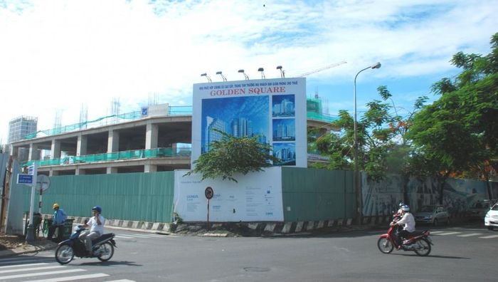 Tương tự, dự án Golden Square (4 mặt tiền) trung tâm TP. Đà Nẵng dù đã qua nhiều "đời chủ" nhưng vẫn án binh bất động, làm mất mỹ quan đô thị