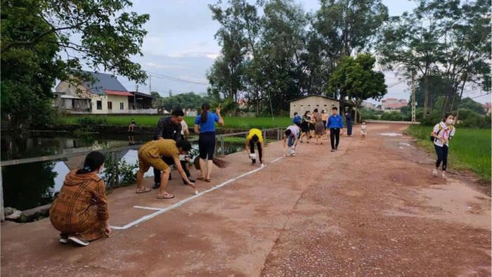 Đoàn Trường THCS thị trấn Hương Sơn vẽ vạch kẻ đường hướng dẫn phụ huynh đỗ xe khi đưa, đón học sinh.