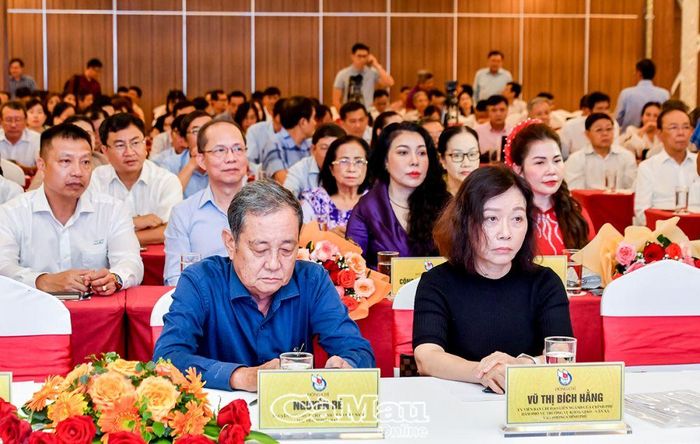Lãnh đạo 19 Hội Nhà báo tỉnh, thành phố khu vực phía Nam tham dự hội nghị.