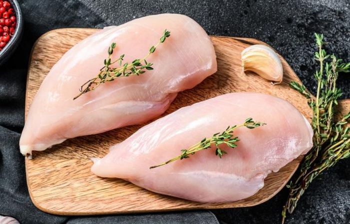 Ức gà là nguyên liệu yêu thích của những người theo đuổi chế độ ăn lành mạnh và giảm cân. (Ảnh: Điện máy Xanh)