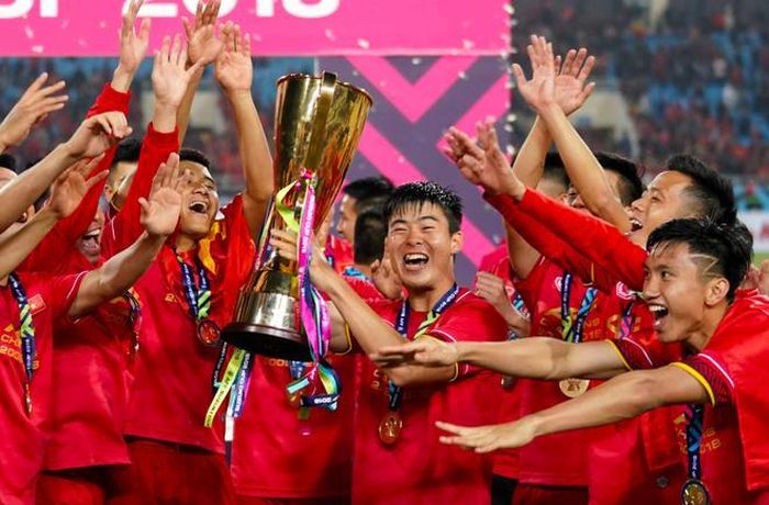 Duy Mạnh nâng cao cúp vô địch AFF Cup 2018