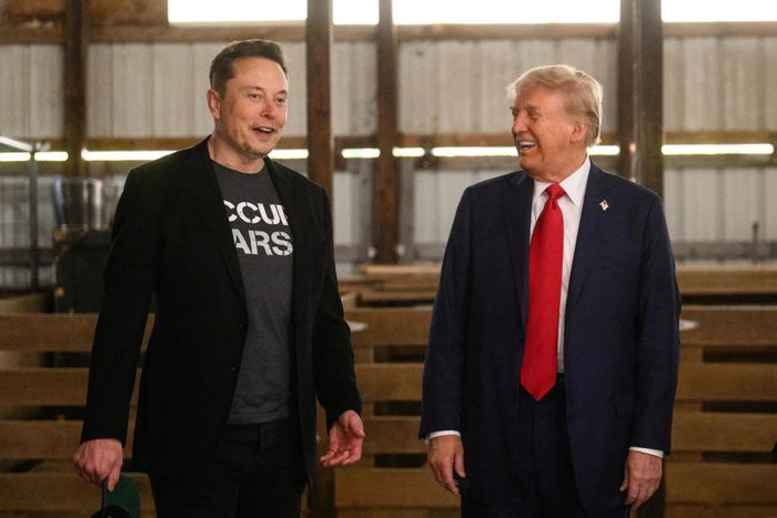  Elon Musk và Donald Trump tại sự kiện vận động tranh cử ở Pennsylvania. Ảnh: Bloomberg. 