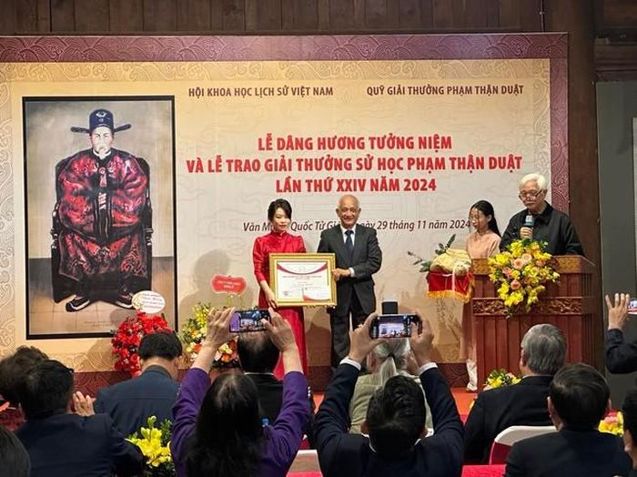 Luận án “Bưu chính ở Bắc Kỳ từ năm 1897 đến năm 1929" của Tiến sĩ Trương Thị Hải, Viện Sử học Việt Nam đã vinh dự nhận giải Nhất. Ảnh: Hoàng Lân/Báo Hànôịmới