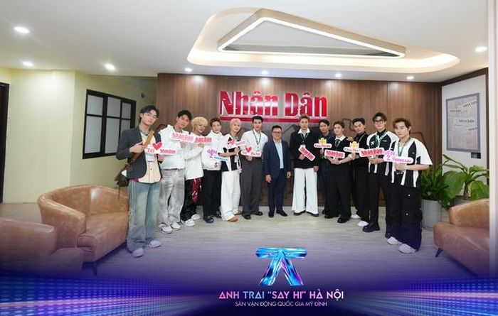 Dàn sao "Anh trai "Say Hi" tại tòa soạn báo Nhân Dân (Ảnh: BTC)