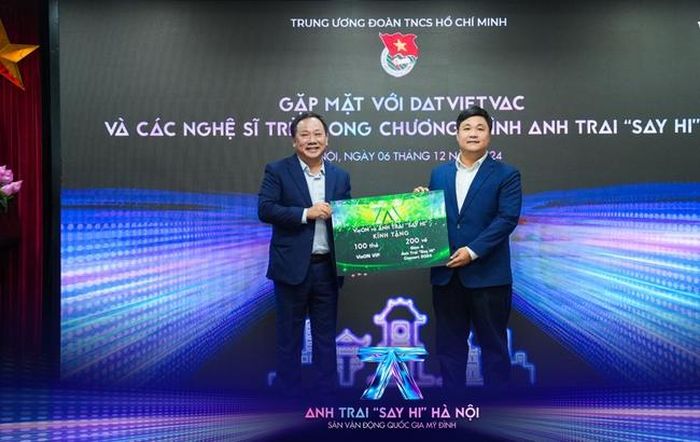 Trung ương Đoàn cũng gửi tặng các phần quà lưu niệm, thể hiện sự ghi nhận đối với đóng góp của các nghệ sĩ trong việc lan tỏa giá trị tích cực đến cộng đồng giới trẻ. (Ảnh: BTC)