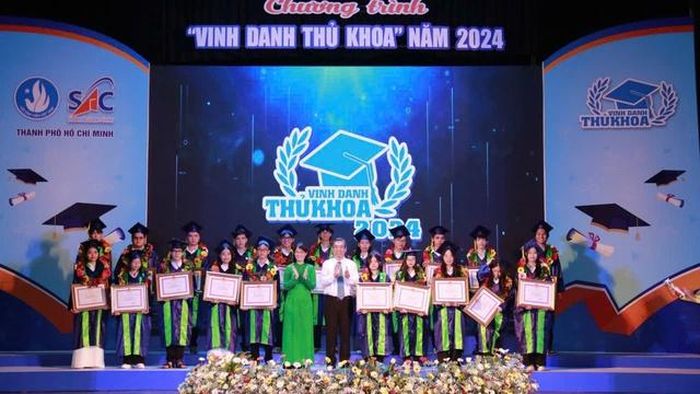 Các thủ khoa được vinh danh vào tối 6-12