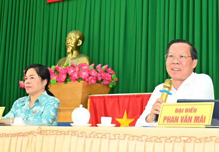  Đại biểu Phan Văn Mãi và đại biểu Nguyễn Trần Phượng Trân tại buổi tiếp xúc cử tri. Ảnh: VIỆT DŨNG 