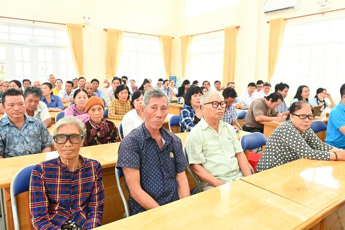  Các cử tri có mặt tại buổi tiếp xúc. Ảnh: VIỆT DŨNG 