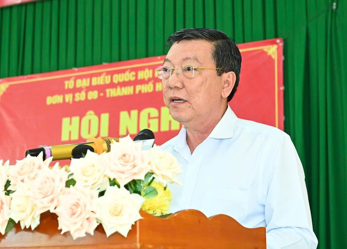  Chủ tịch UBND huyện Cần Giờ Nguyễn Văn Hồng thông tin, giải đáp các vấn đề cử tri quan tâm. Ảnh: VIỆT DŨNG 