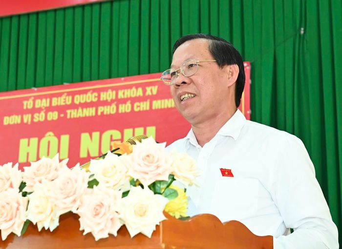  Chủ tịch UBND TPHCM Phan Văn Mãi trao đổi với cử tri huyện Cần Giờ. Ảnh: VIỆT DŨNG 