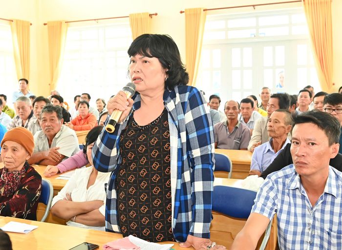  Cử tri nêu ý kiến tại hội nghị. Ảnh: VIỆT DŨNG 
