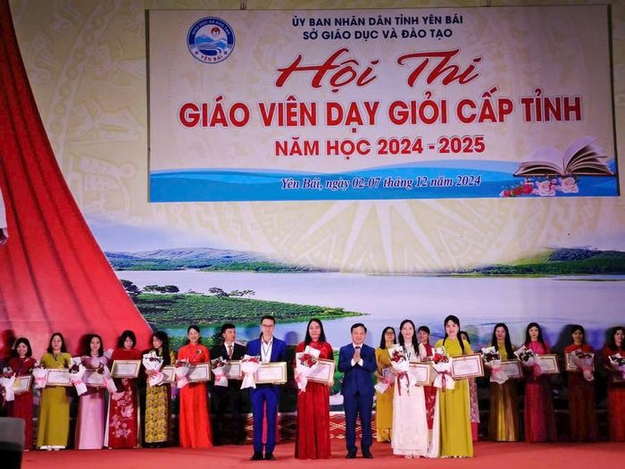  Các giáo viên xuất sắc được tặng Giấy khen của Sở GD&amp;ĐT Yên Bái. 