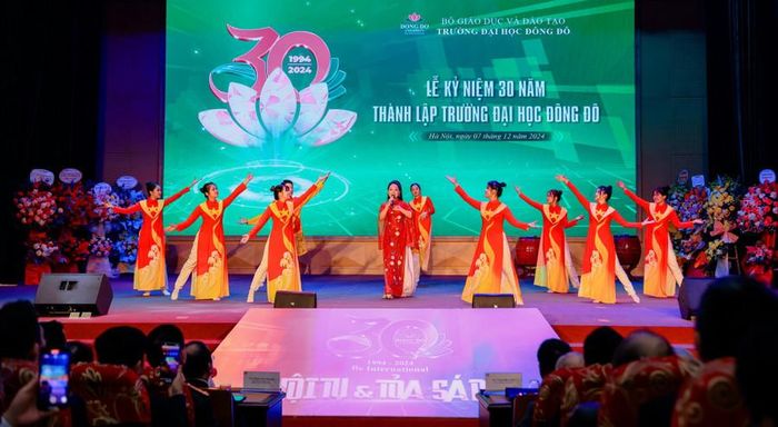  Văn nghệ chào mừng. 