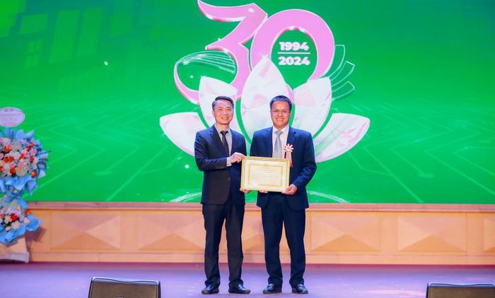  Đại diện tập thể lãnh đạo Trường ĐH Đông Đô nhận bằng khen từ Chủ tịch UBND TP Hà Nội. 