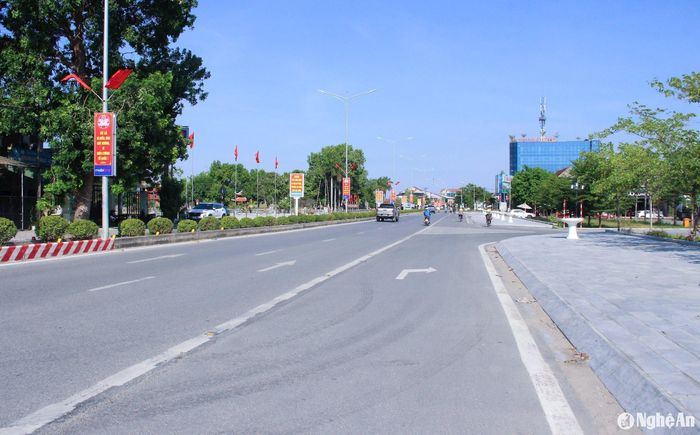 Hạ tầng giao thông ở huyện Hưng Nguyên được đầu tư đồng bộ. Ảnh: Mai Hoa