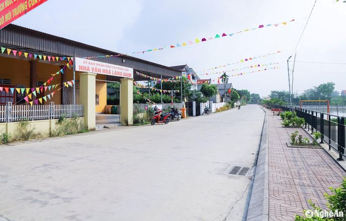 Đường làng, ngõ xóm của xã Hưng Tân được xây dựng đồng bộ, sạch sẽ, khang trang. Ảnh: Mai Hoa