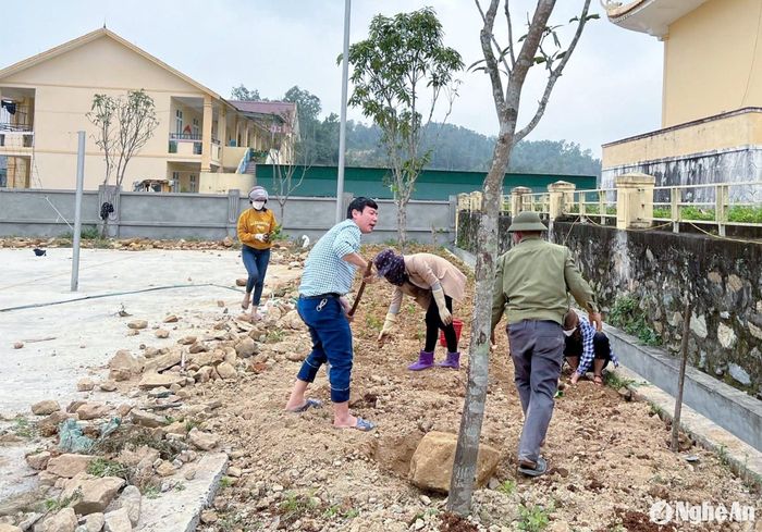 Cán bộ, công chức xã Hưng Yên Nam trực tiếp tham gia chỉnh trang khuôn viên trụ sở. Ảnh: Hoàng Ân
