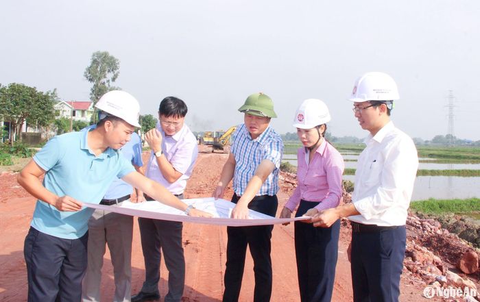 Lãnh đạo huyện Hưng Nguyên kiểm tra tiến độ thi công đường nối Quốc lộ 46 đến đường tỉnh 542B tại xã Hưng Thịnh và đường Lê Xuân Đào. Ảnh: Mai Hoa