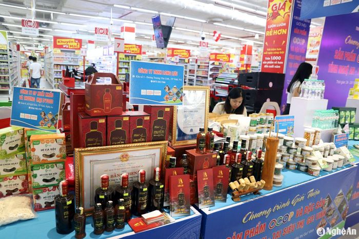 Sản phẩm OCOP của Nghệ An được trưng bày tại siêu thị. Ảnh: T.H