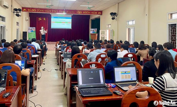 Đại diện tổ chức ICDL Việt Nam tập huấn cho các giáo viên về chương trình Tin học theo chuẩn quốc tế. Ảnh: M.H