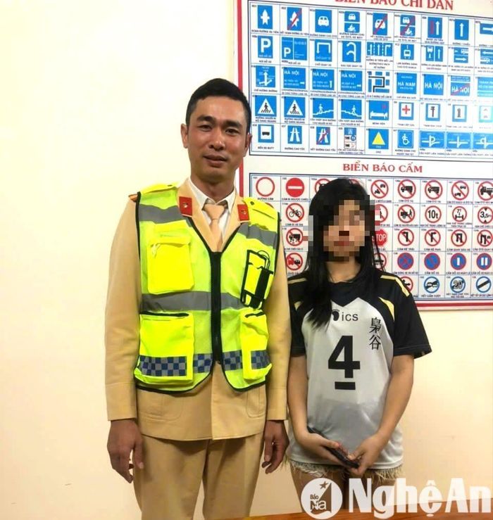 Đội CSGT đường bộ số 2 và cháu Th. Ảnh: Nguyễn Duy