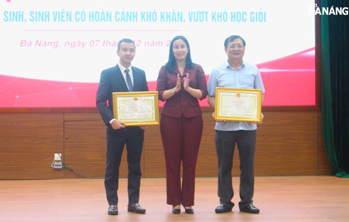Phó Chủ tịch UBND thành phố Nguyễn Thị Anh Thi (giữa), trao bằng khen của UBND thành phố cho 1 tập thể, 1 cá nhân có thành tích tiêu biểu trong công tác khuyến học, khuyến tài giai đoạn 2023-2024. Ảnh: N.Q