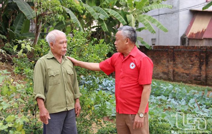 Ông Dương Văn Trọng (bên phải), Chủ tịch Hội Chữ thập đỏ thị trấn Hương Sơn, Phú Bình, thường xuyên động viên chi hội trưởng chữ thập đỏ ở các tổ dân phố tiếp tục tham gia công tác hội.