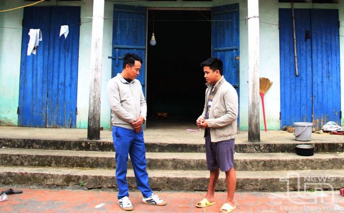 Anh Nguyễn Văn Tiến (bên trái), Trưởng xóm Tam Xuân, xã Nga My (Phú Bình) đang kiêm thêm Chi hội trưởng Chi hội Chữ thập đỏ.