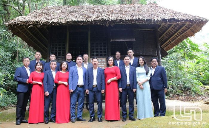Các đảng viên Chi bộ Văn phòng Đăng ký đất đai thăm di tích lán Khuôn Tát - nơi Bác Hồ sinh sống và làm việc trong những năm kháng chiến chống thực dân Pháp tại Phú Đình (Định Hóa).