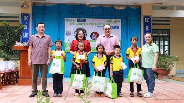 Nhà Văn Phương Huyền giao lưu và tặng quà cho các cháu thiếu nhi