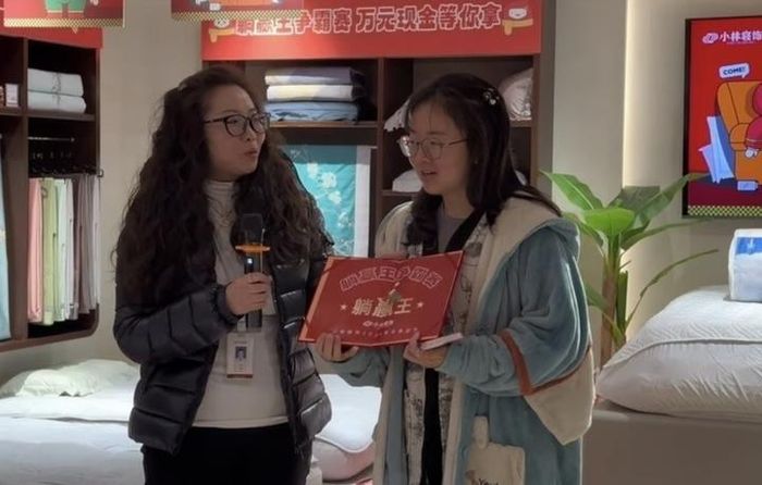 Người phụ nữ dành chiến thắng cuộc thi không sử dụng điện thoại ở thành phố Trùng Khánh, Trung Quốc. (Ảnh: Jimu News)