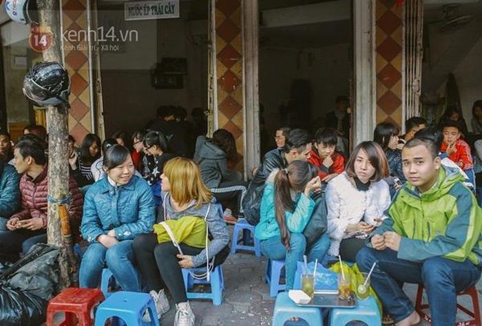 Nam thanh nữ tú Hà Nội chuộng cà phê vỉa hè