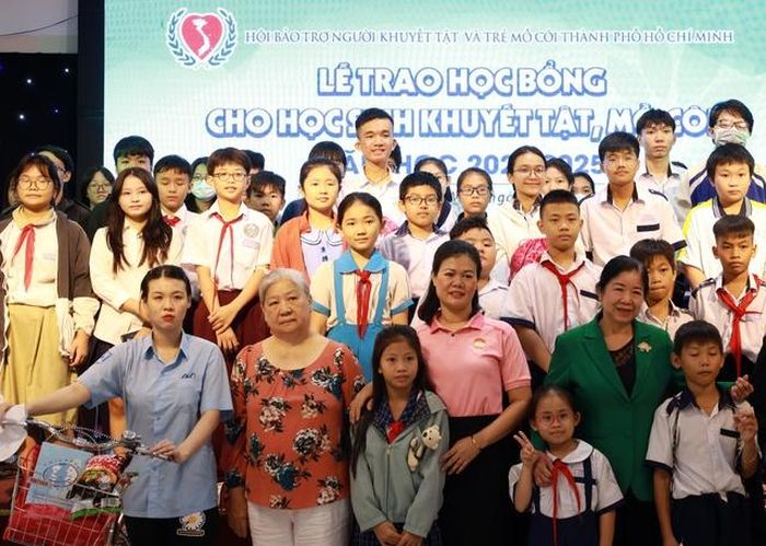 Chương trình trao học bổng “Vì tương lai học sinh khuyết tật”