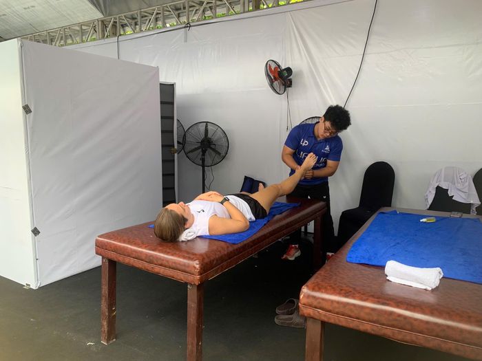 Chuyên viên tận tình giúp VĐV giảm tình trạng đau nhức các cơ, lấy lại thể trạng tốt nhất. Ảnh: DŨNG PHƯƠNG