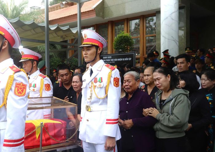  Các đoàn đưa tiễn 12 liệt sĩ 