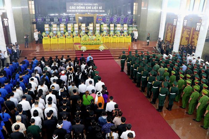  Dòng người kính cẩn nghiêng mình tiễn biệt 12 liệt sĩ 