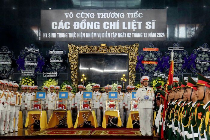  Truy điệu 12 liệt sĩ tại lễ tang 