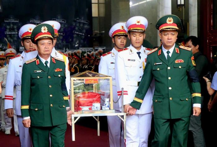 Trung tướng Nguyễn Trường Thắng, Tư lệnh Quân khu 7 và Trung tướng Trần Hoài Trung, Chính ủy Quân khu 7 tiễn đưa các liệt sĩ về nơi an nghỉ cuối cùng 