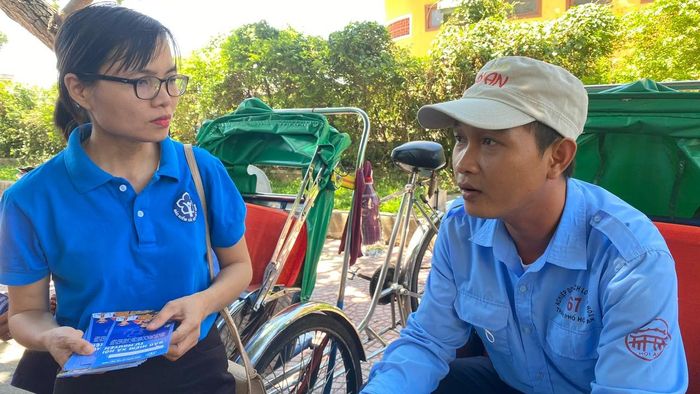 Cán bộ BHXH vận động những người đạp xích lô ở TP Hội An (Quảng Nam) tham gia bảo hiểm xã hội tự nguyện. Ảnh: VĂN PHÚC