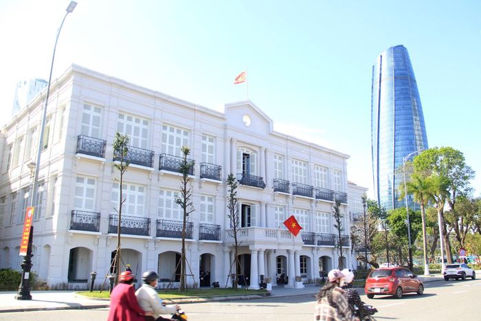 Diện mạo của Bảo tàng Đà Nẵng mới nổi bật bên bờ sông Hàn với sắc trắng và mang đậm dấu ấn kiến trúc Pháp. Ảnh: Giang Thanh