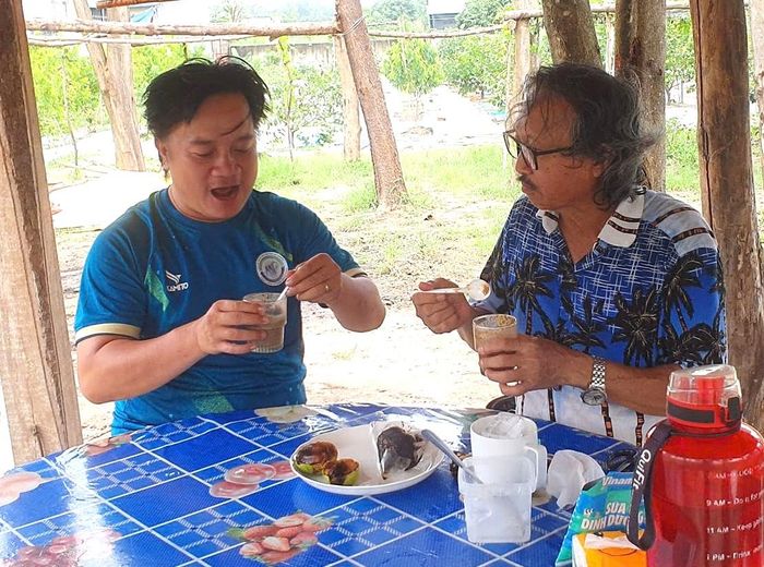Khách trải nghiệm trái hồng chín pha với nước uống có vị ngọt, thơm như socola