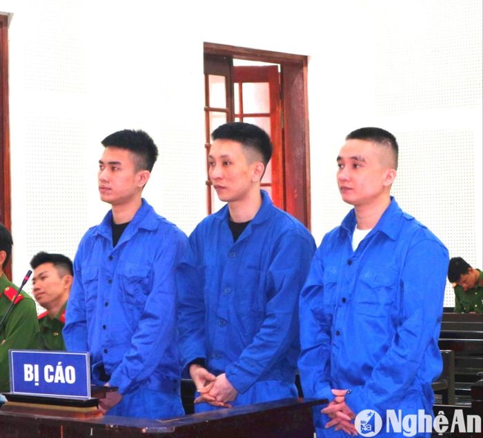 Ba bị cáo Duy, Anh, Hùng tại phiên tòa. Ảnh: Trần Vũ