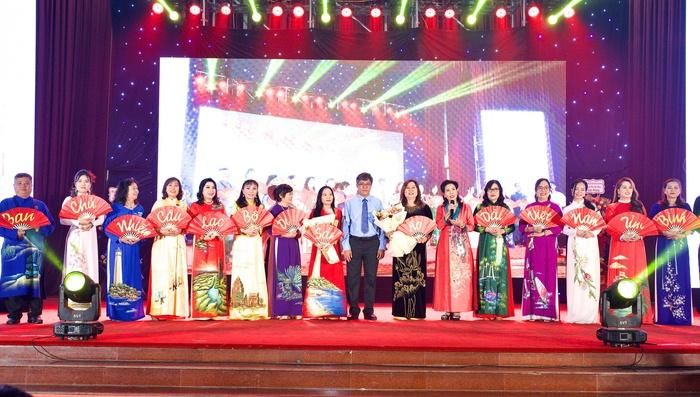 Phó Chủ tịch UBND tỉnh Bình Thuận Nguyễn Minh cùng các thành viên Ban Chủ nhiệm CLB Di sản Áo dài Việt Nam tỉnh Bình Thuận trong buổi ra mắt